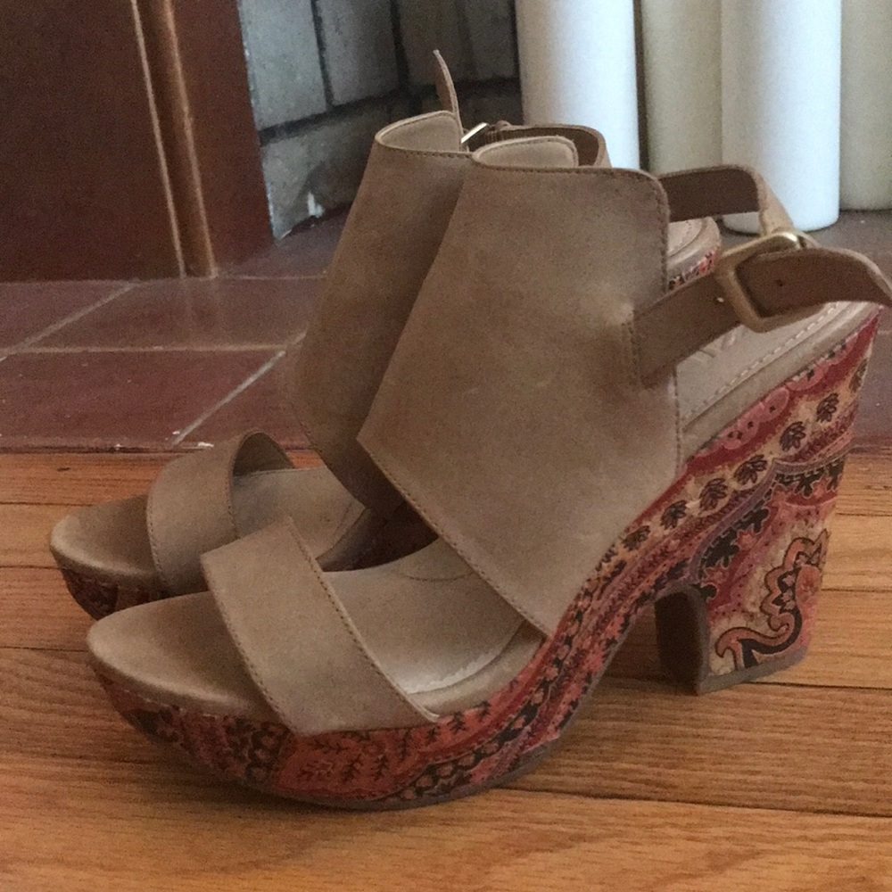 Nude wedges